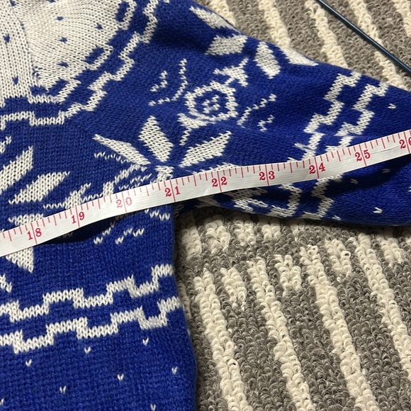 Liz Claiborne Petite Large Snowflake Sweater - Picture 8 of 9